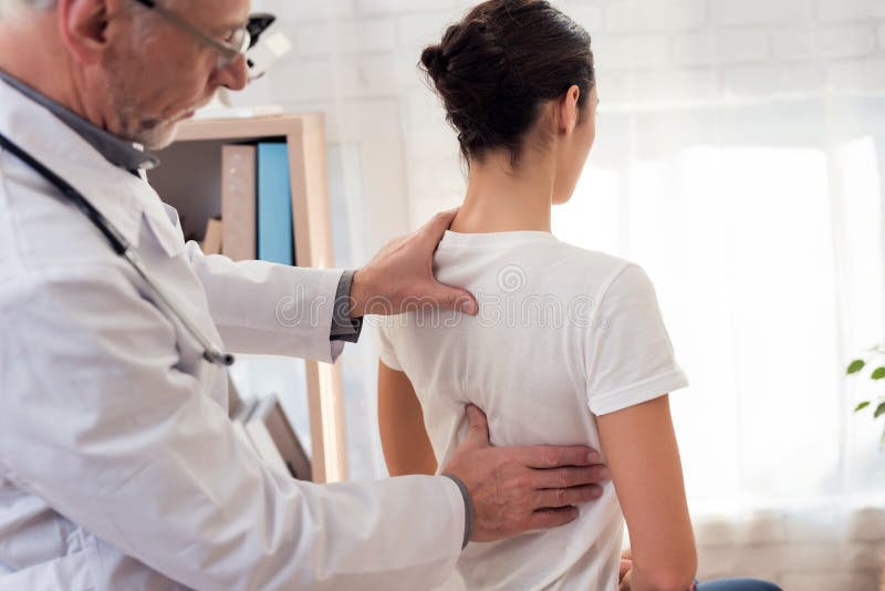 Doktor mit Stethoskop und weiblichem Patienten im Büro Doktor überprüft Frau ` s Rückseite stockbilder Doktor mit Stethoskop und weiblichem Patienten im Büro Doktor überprüft Frau ` s Rückseite stockbilder