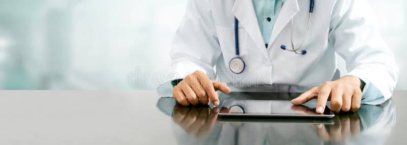 Doktor mit Tablet-Computer im Krankenhausbüro stockfotografie Doktor mit Tablet-Computer im Krankenhausbüro stockfotografie