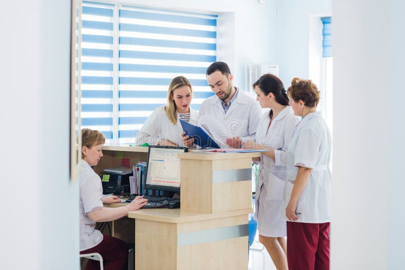 Doktor och receptionist på mottagandet i ett sjukhus royaltyfri foto Doktor och receptionist på mottagandet i ett sjukhus royaltyfri foto
