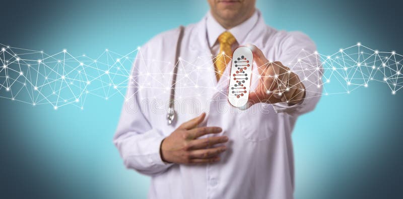 Doktor Offering Drug Personalized vid genomprovet royaltyfria bilder