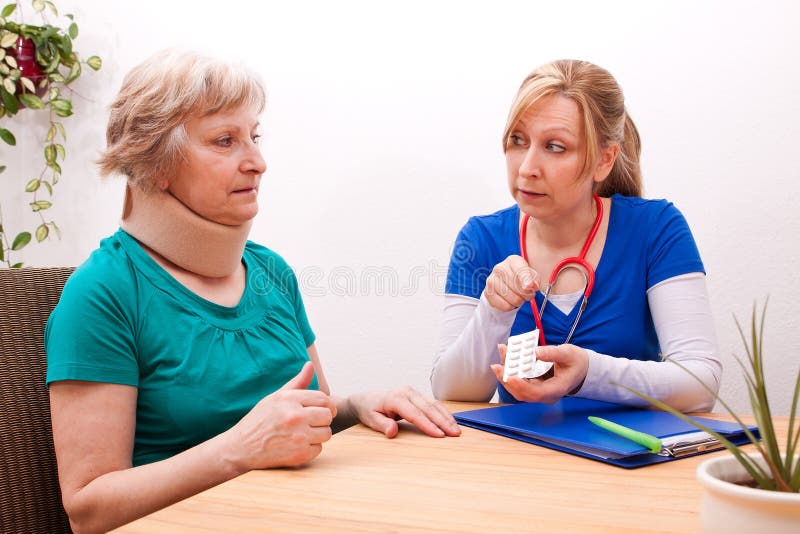 Doktor schreibt die Medikation des Patienten vor lizenzfreie stockfotos Doktor schreibt die Medikation des Patienten vor lizenzfreie stockfotos