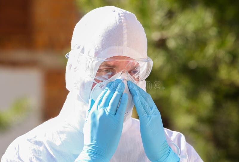 Doktor in Schutzanzug bei einem Angriff auf das Coronavirus COVID-19 am Nachmittag stockfoto Doktor in Schutzanzug bei einem Angriff auf das Coronavirus COVID-19 am Nachmittag stockfoto