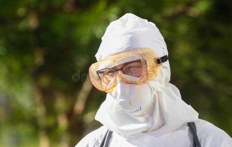 Doktor in Schutzanzug bei einem Angriff auf das Coronavirus COVID-19 am Nachmittag stockbilder Doktor in Schutzanzug bei einem Angriff auf das Coronavirus COVID-19 am Nachmittag stockbilder