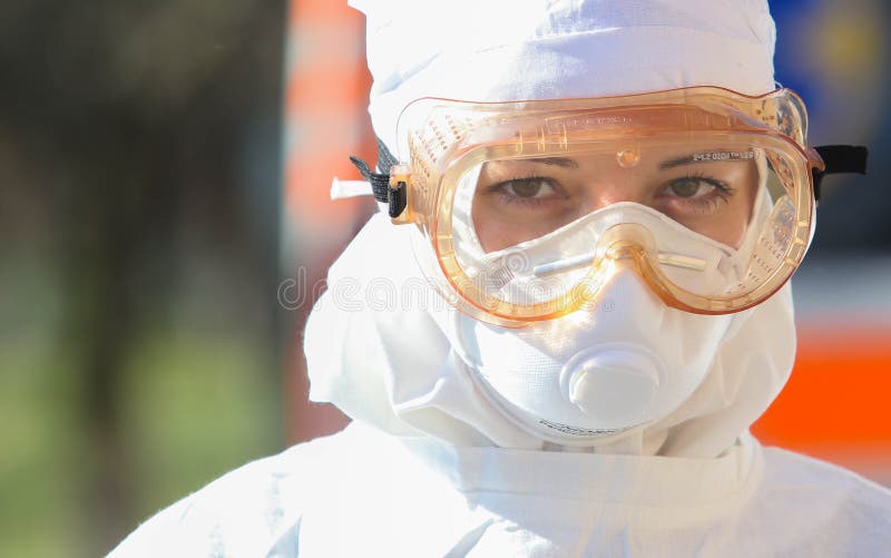 Doktor in Schutzanzug bei einem Angriff auf das Coronavirus COVID-19 am Nachmittag lizenzfreie stockfotografie Doktor in Schutzanzug bei einem Angriff auf das Coronavirus COVID-19 am Nachmittag lizenzfreie stockfotografie