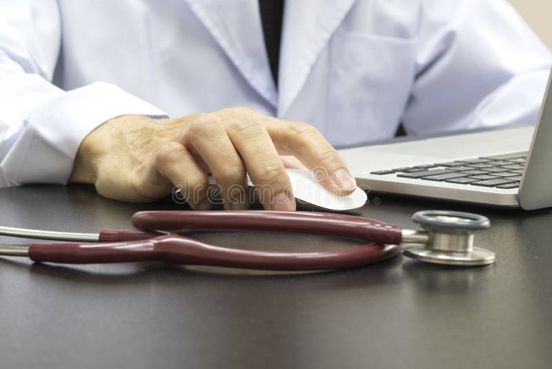 Doktor som arbetar med datoren royaltyfri bild Doktor som arbetar med datoren royaltyfri bild