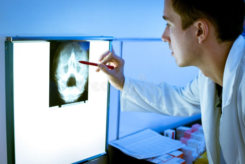 doktor som ser barn för stråle x arkivfoton doktor som ser barn för stråle x arkivfoton