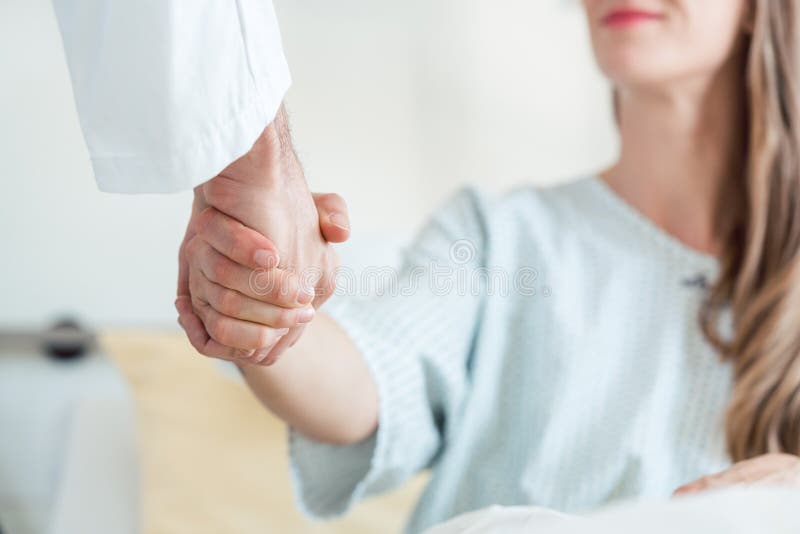 Doktor som skakar handen av patienten i sjukhussäng arkivfoton Doktor som skakar handen av patienten i sjukhussäng arkivfoton