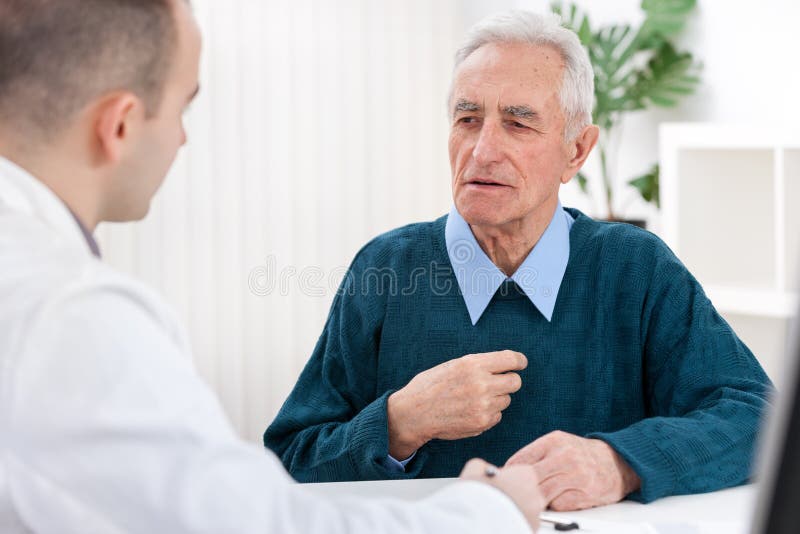 Doktor und ein älterer Patient stockfoto Doktor und ein älterer Patient stockfoto