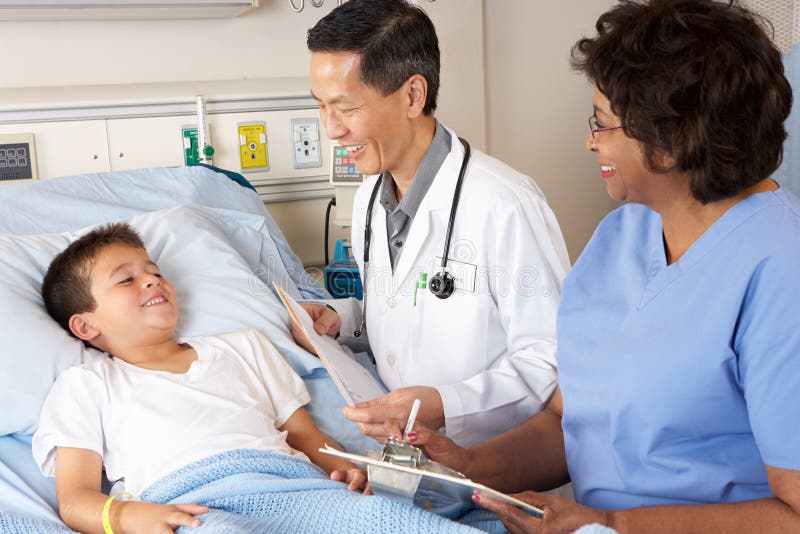 Doktor-und Krankenschwester-Besuchskinderpatient auf Bezirk stockfotos Doktor-und Krankenschwester-Besuchskinderpatient auf Bezirk stockfotos
