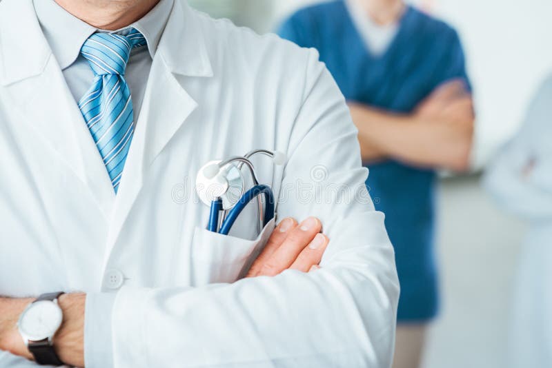 Doktor und Krankenschwester, die x-Strahl betrachten lizenzfreie stockfotos Doktor und Krankenschwester, die x-Strahl betrachten lizenzfreie stockfotos