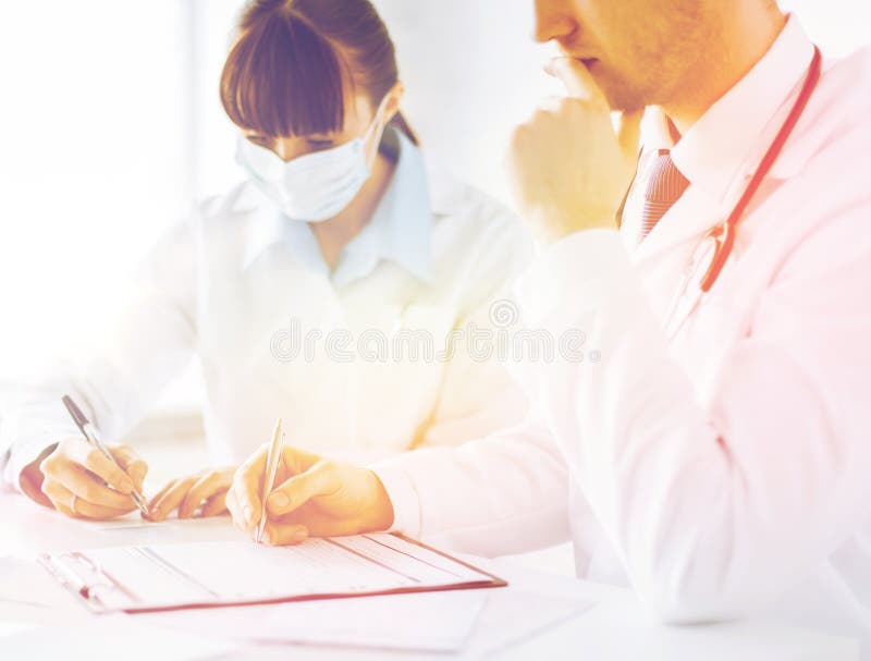 Doktor- und Krankenschwesterschreibensverordnungspapier stockbild Doktor- und Krankenschwesterschreibensverordnungspapier stockbild