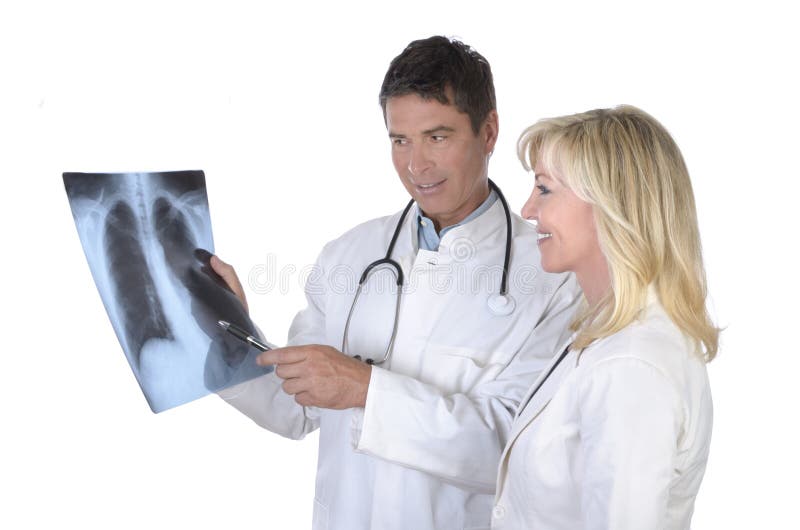 Doktor und weiblicher geduldiger sprechender Röntgenstrahl von Lungen