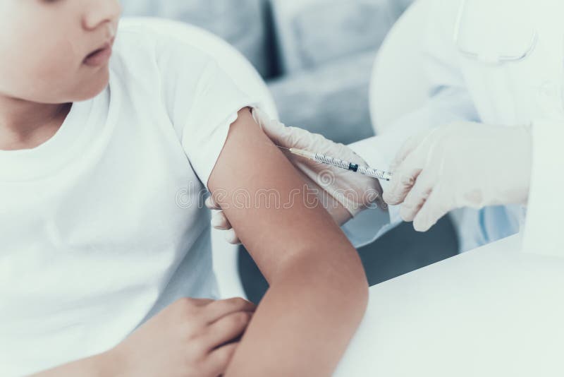 Doktor Visiting Family för att injicera insulin arkivfoto Doktor Visiting Family för att injicera insulin arkivfoto