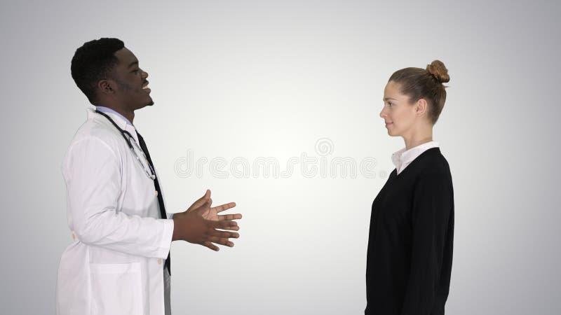Doktor, welche guten Nachrichten und geduldigen Blättern auf Steigungshintergrund sagt stockfoto Doktor, welche guten Nachrichten und geduldigen Blättern auf Steigungshintergrund sagt stockfoto