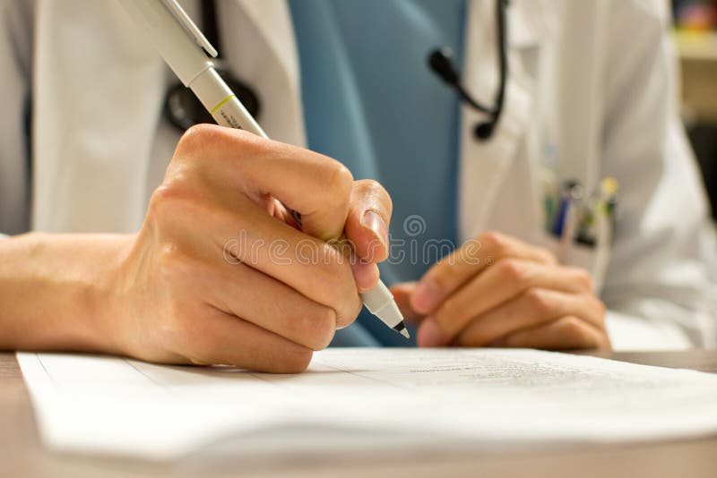 Doktor übergibt Schreiben lizenzfreie stockfotos Doktor übergibt Schreiben lizenzfreie stockfotos