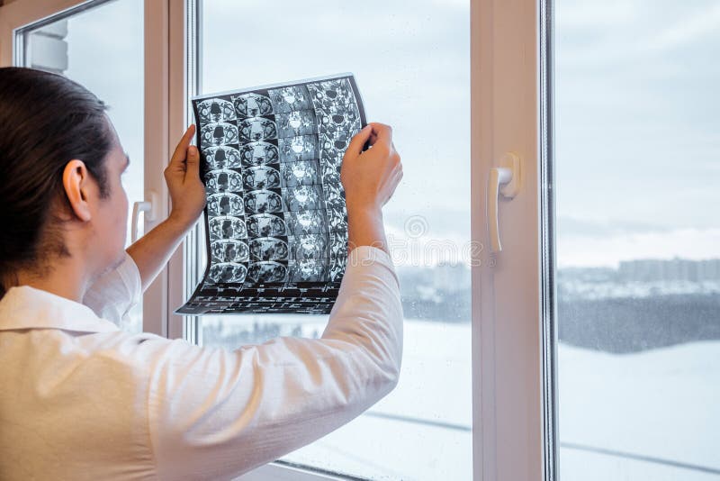 Doktor überprüft Ergebnisse der magnetischen Resonanz- Darstellung MRI des Hüftgelenks Selektiver Fokus lizenzfreie stockbilder Doktor überprüft Ergebnisse der magnetischen Resonanz- Darstellung MRI des Hüftgelenks Selektiver Fokus lizenzfreie stockbilder