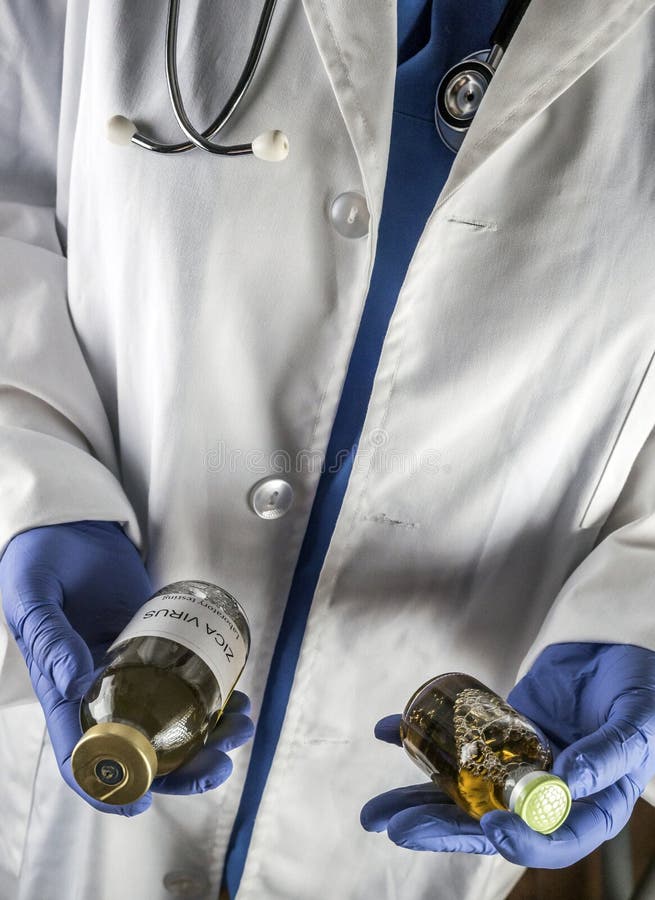 Doktor überprüft Impfstoff gegen Zika-Virus lizenzfreies stockbild Doktor überprüft Impfstoff gegen Zika-Virus lizenzfreies stockbild