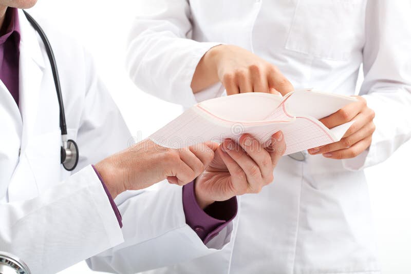 Doktoren, die Ergebnisse einer ärztlichen Untersuchung besprechen lizenzfreies stockbild Doktoren, die Ergebnisse einer ärztlichen Untersuchung besprechen lizenzfreies stockbild