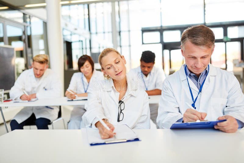 Doktorer i ett seminarium på medicinsk utbildning royaltyfria bilder Doktorer i ett seminarium på medicinsk utbildning royaltyfria bilder