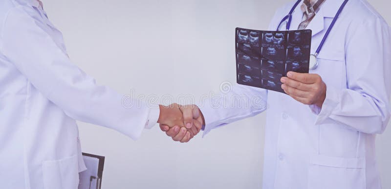 Doktorer som rymmer en skrivplatta med receptet, begreppsteamwork royaltyfria bilder Doktorer som rymmer en skrivplatta med receptet, begreppsteamwork royaltyfria bilder