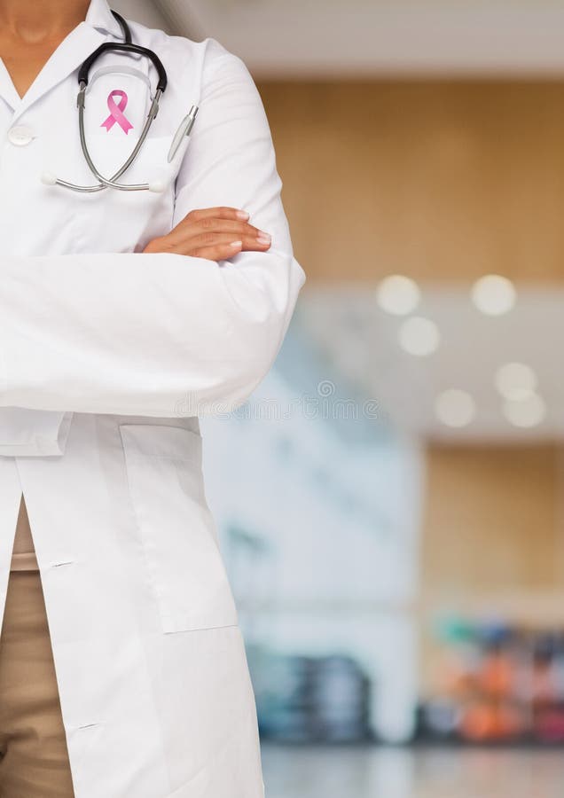 Doktorfrau mit Brustkrebs-Bewusstseinsband lizenzfreies stockfoto Doktorfrau mit Brustkrebs-Bewusstseinsband lizenzfreies stockfoto