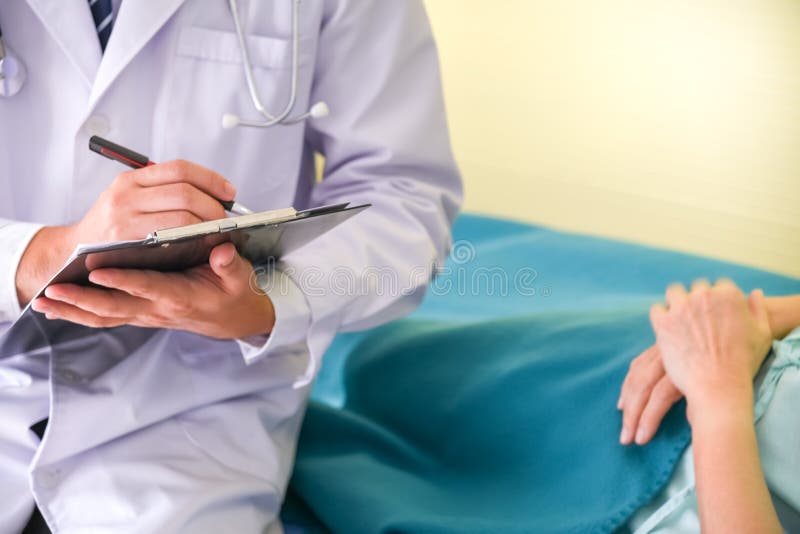 Doktorn behandlar patienten royaltyfri foto Doktorn behandlar patienten royaltyfri foto