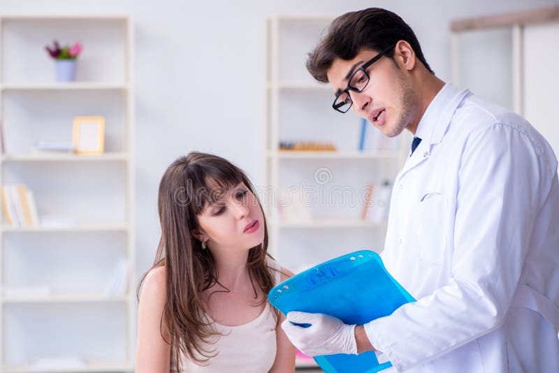 Doktorn som undersöker huden av den kvinnliga patienten royaltyfri foto Doktorn som undersöker huden av den kvinnliga patienten royaltyfri foto