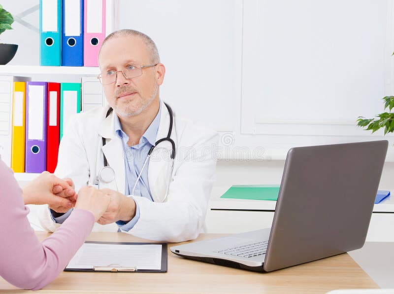 Doktorn talar med kvinnapatienten och sitter i medicinskt kontor Man i den vita likformign Medicinsk försäkring kopiera avstånd royaltyfri foto Doktorn talar med kvinnapatienten och sitter i medicinskt kontor Man i den vita likformign Medicinsk försäkring kopiera avstånd royaltyfri foto
