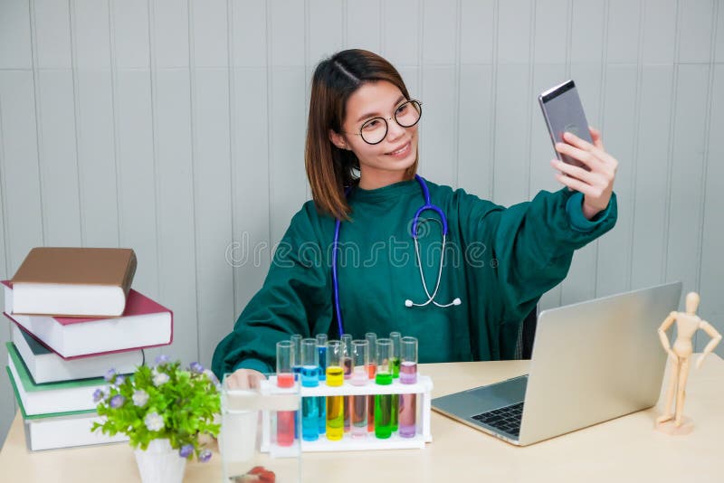 Doktorn tog en bild av honom med hans mobiltelefon fotografering för bildbyråer Doktorn tog en bild av honom med hans mobiltelefon fotografering för bildbyråer