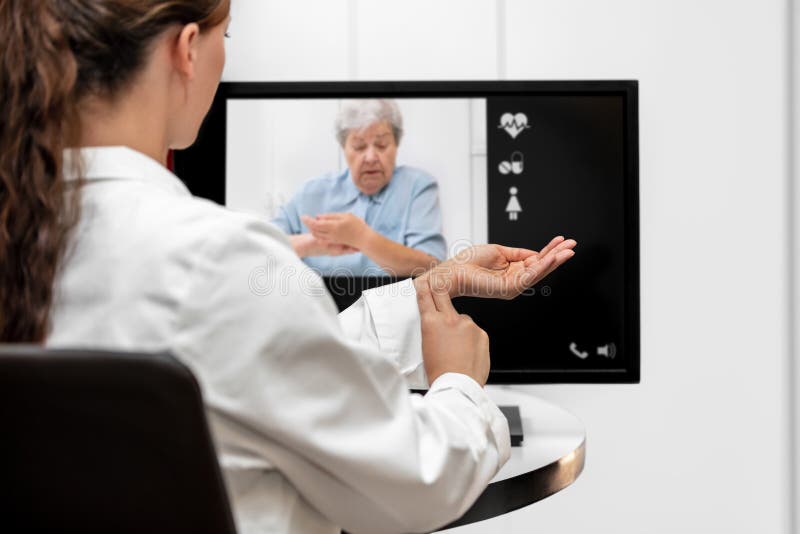 Doktors- och pensionärkvinna som tar pulsen, telemedicinen och videoen royaltyfri fotografi