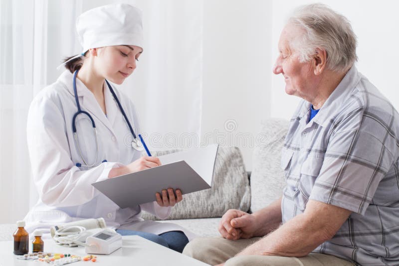 Doktorsbesök till den äldre patienten arkivbild Doktorsbesök till den äldre patienten arkivbild