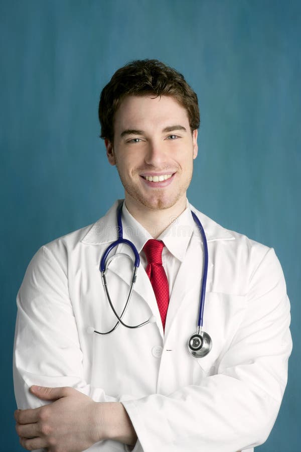 Doktorscy przystojni szczęśliwi męscy mężczyzna uśmiechu potomstwa