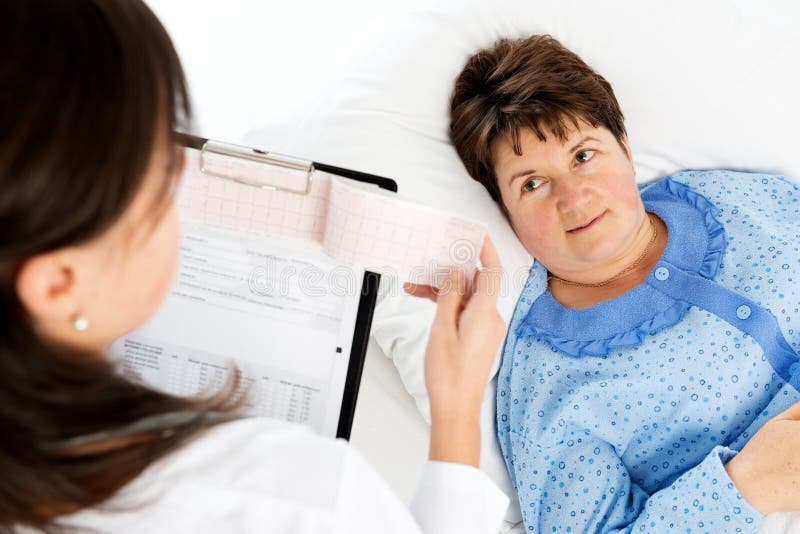 Doktorscy wyjaśnia medyczni rezultaty starsza kobieta obraz stock Doktorscy wyjaśnia medyczni rezultaty starsza kobieta obraz stock