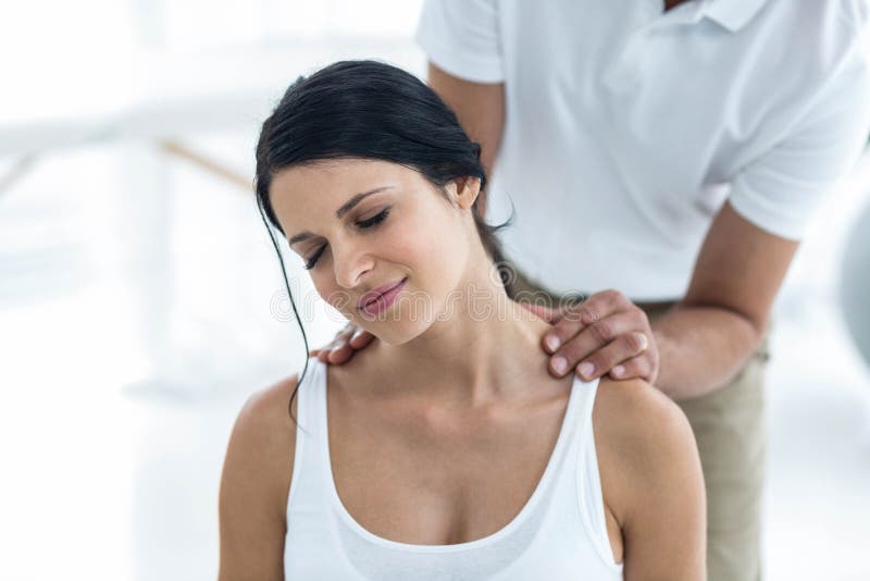 Doktorska daje fizjoterapia kobieta w ciąży fotografia stock Doktorska daje fizjoterapia kobieta w ciąży fotografia stock