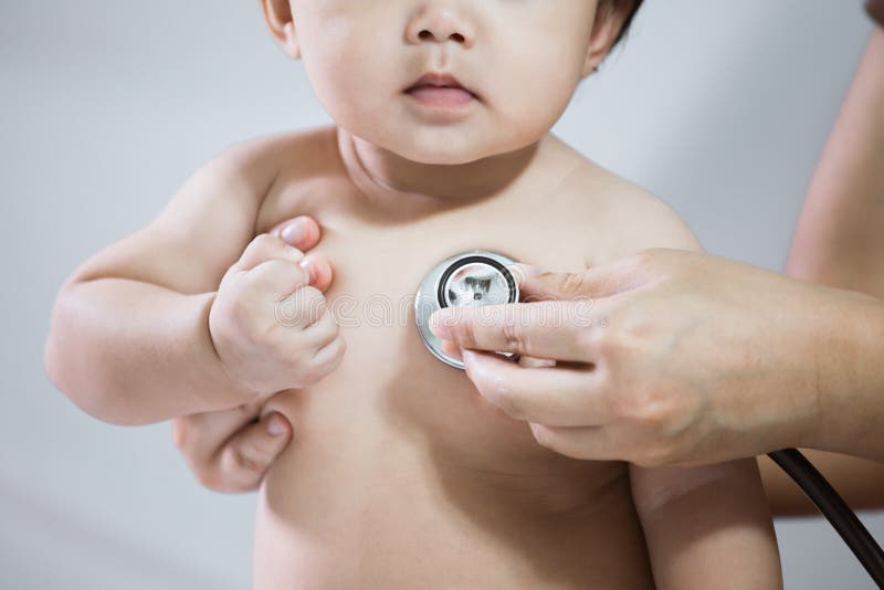 Doktorska egzamininuje azjatykcia dziewczynka i słucha jej kierowego rytm obraz stock Doktorska egzamininuje azjatykcia dziewczynka i słucha jej kierowego rytm obraz stock