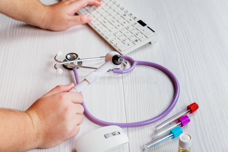Doktorska ręka trzyma medycznej krwionośnej tubki w laboranckim izbowym szpitalu obraz stock Doktorska ręka trzyma medycznej krwionośnej tubki w laboranckim izbowym szpitalu obraz stock