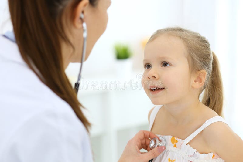 Doktorski egzamininuj?cy troszk? dziewczyny stetoskopem Szcz??liwy u?miechni?ty dziecko pacjent przy zwyk?? medyczn? inspekcj? Me zdjęcie stock Doktorski egzamininuj?cy troszk? dziewczyny stetoskopem Szcz??liwy u?miechni?ty dziecko pacjent przy zwyk?? medyczn? inspekcj? Me zdjęcie stock