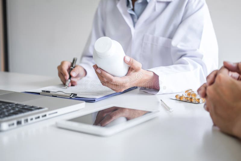Doktorski przedstawia raport diagnoza, objaw choroba i poleca coś po rezultatów metoda z cierpliwym traktowaniem, zdjęcia stock Doktorski przedstawia raport diagnoza, objaw choroba i poleca coś po rezultatów metoda z cierpliwym traktowaniem, zdjęcia stock