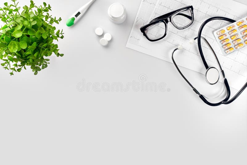 Doktorski ` s biurowy biurko z medycznymi dokumentami, mapami, eyeglasses i stetoskopem, Odgórny widok kosmos kopii fotografia royalty free