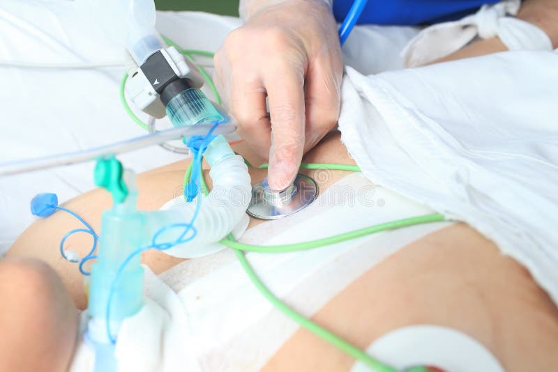 Doktorski stetoskop słucha ciężki pacjent zdjęcie stock