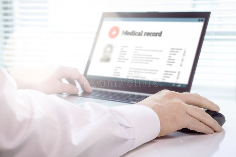 Doktorski używa laptop i elektroniczny książeczki zdrowia EMR system fotografia stock Doktorski używa laptop i elektroniczny książeczki zdrowia EMR system fotografia stock