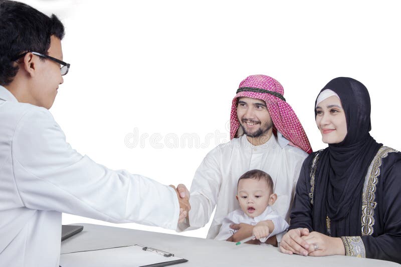 Doktorskie chwianie ręki z Arabską rodziną zdjęcie royalty free Doktorskie chwianie ręki z Arabską rodziną zdjęcie royalty free