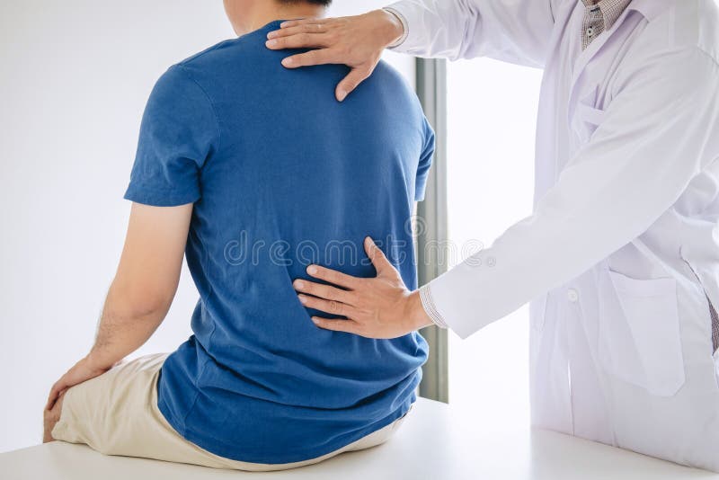 Doktorskiego physiotherapist częstowania ból pleców niski pacjent póżniej podczas gdy dawać ćwiczący traktowanie na rozciągać w k obraz royalty free Doktorskiego physiotherapist częstowania ból pleców niski pacjent póżniej podczas gdy dawać ćwiczący traktowanie na rozciągać w k obraz royalty free