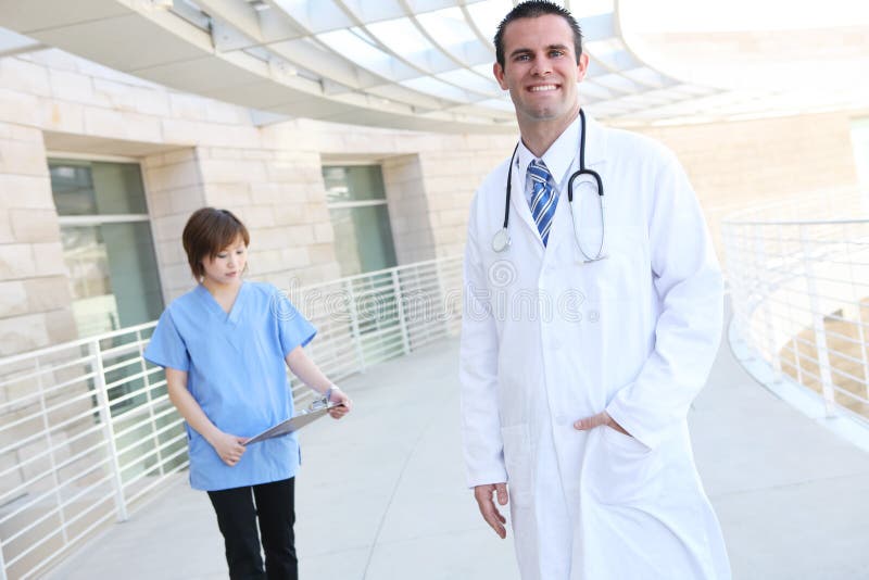 Läkare och Sjuksköterska på Sjukhuset royaltyfria bilder