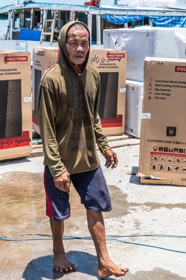 Doku pracownik w Paotere Starym porcie Makassar, Południowy Sulawesi, Indonezja zdjęcie stock Doku pracownik w Paotere Starym porcie Makassar, Południowy Sulawesi, Indonezja zdjęcie stock