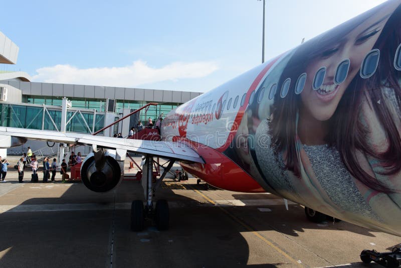 Dokująca Airasia strumienia linia lotnicza zdjęcie stock Dokująca Airasia strumienia linia lotnicza zdjęcie stock