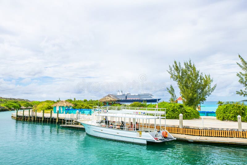 Dokująca łódź przy Przyrodniej księżyc Cay w Bahamas zdjęcie royalty free Dokująca łódź przy Przyrodniej księżyc Cay w Bahamas zdjęcie royalty free