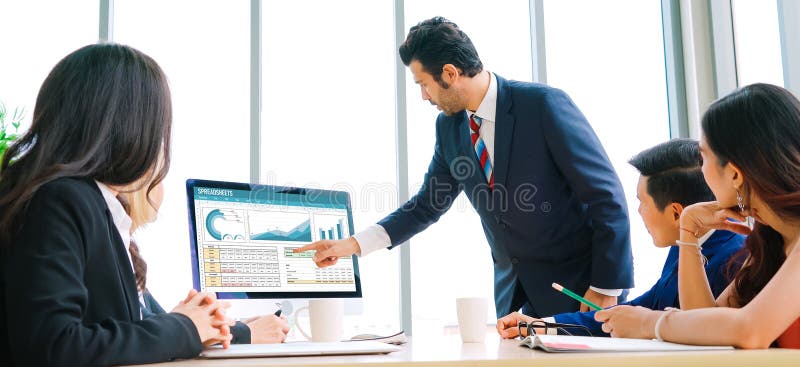 Dokumentinformation om finansiell startiskoncept felaktig arkivfoto