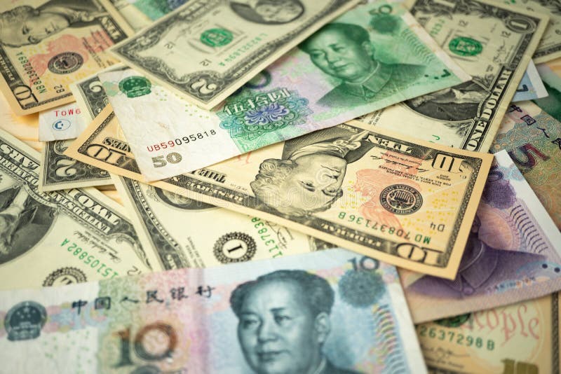 dolar amerykański sterta i chińczyka Juan banknoty na stole pojęcie wojna handlowa między Stany Zjednoczone i ChinaUS dolarem st obraz royalty free dolar amerykański sterta i chińczyka Juan banknoty na stole pojęcie wojna handlowa między Stany Zjednoczone i ChinaUS dolarem st obraz royalty free