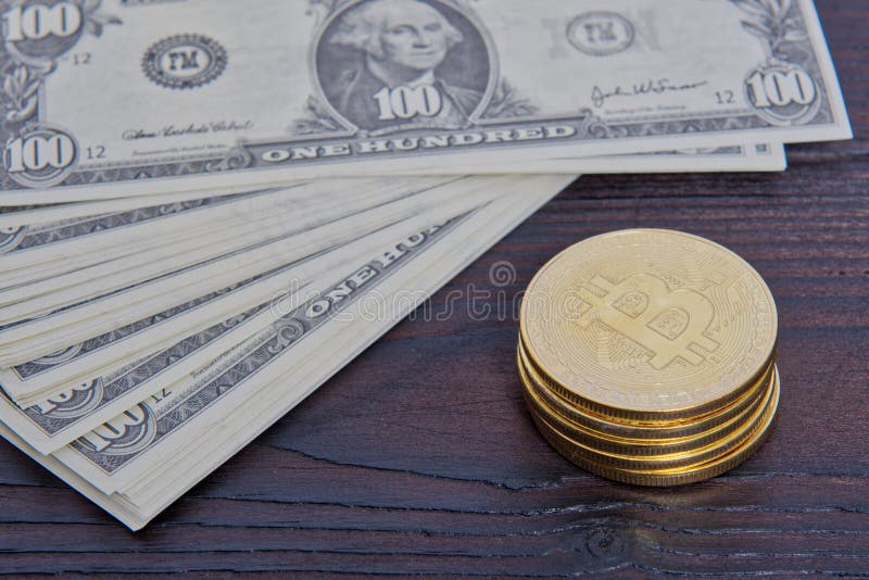 Dolarowi banknoty i Bitcoins na stole fotografia royalty free Dolarowi banknoty i Bitcoins na stole fotografia royalty free